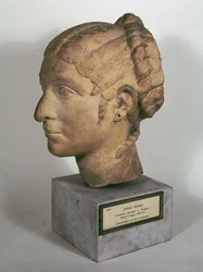 Kalkstenshoved af en kvinde, der ligner Cleopatra VII, ca. 50-30 f.Kr. (kalksten)